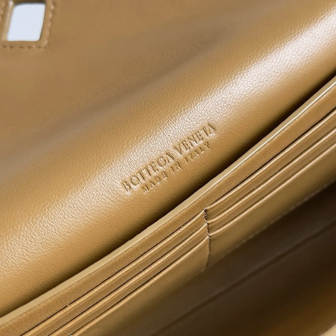 The batch of 1360 BV Andiamo evening handbags has been heavily planted again~ The designer aesthetics in the era of economic downturn are back. I fell in love with it at first sight and can't put it down. It's so beautiful and full of aura. The shape and texture are very competitive. It's light in weight and has sufficient capacity. It's a must-have for fashion people. It's suitable for many occasions, minimalist, high-end and light luxury. Model No.: 741511 (800754) Size: 31*13*3cm